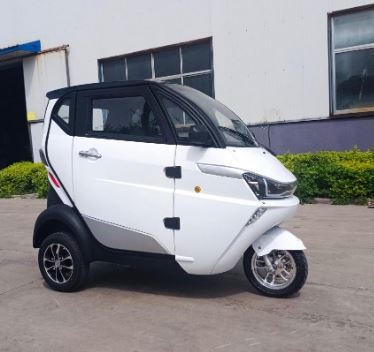 European Certified Household Small Electric Leisure Three Wheeled Short Distance Ride Tricycle Enclosed Scooter